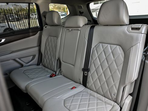 Used 2025 Volkswagen Atlas SEL Premium R-Line image 29