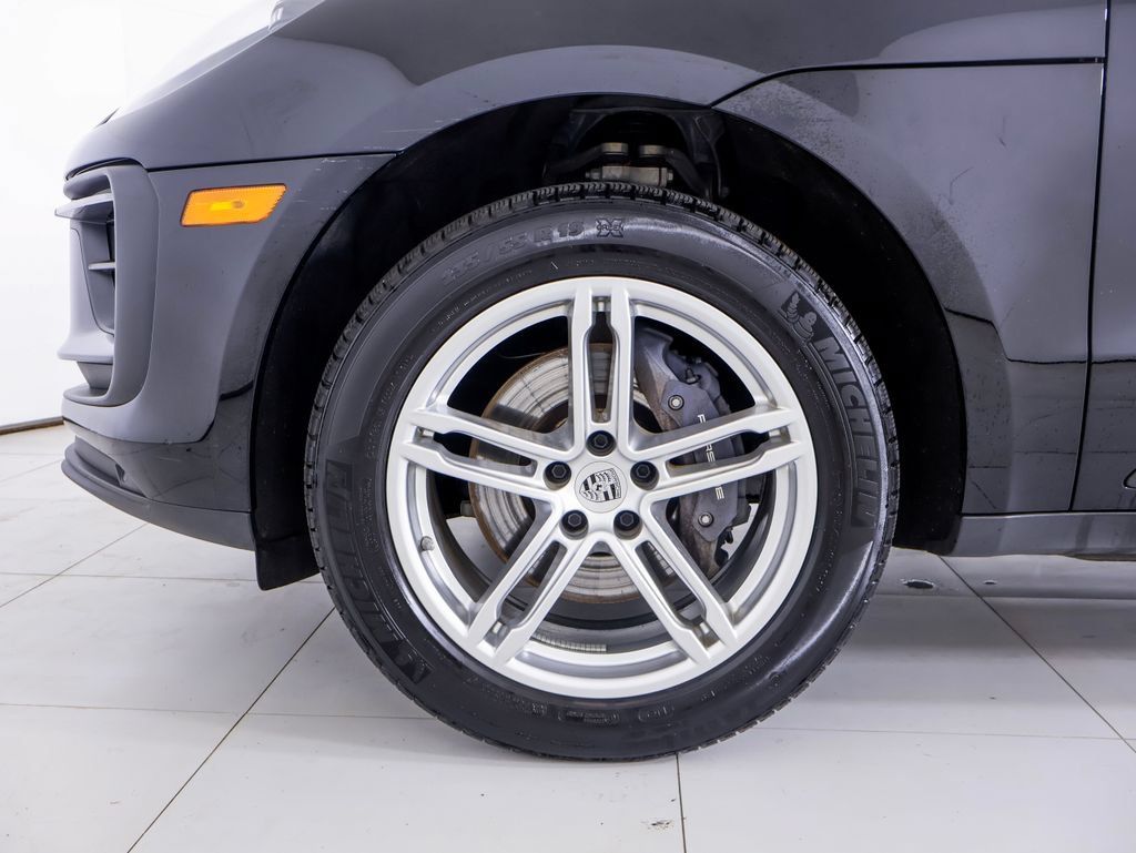 Certified 2024 Porsche Macan AWD/4WD image 31
