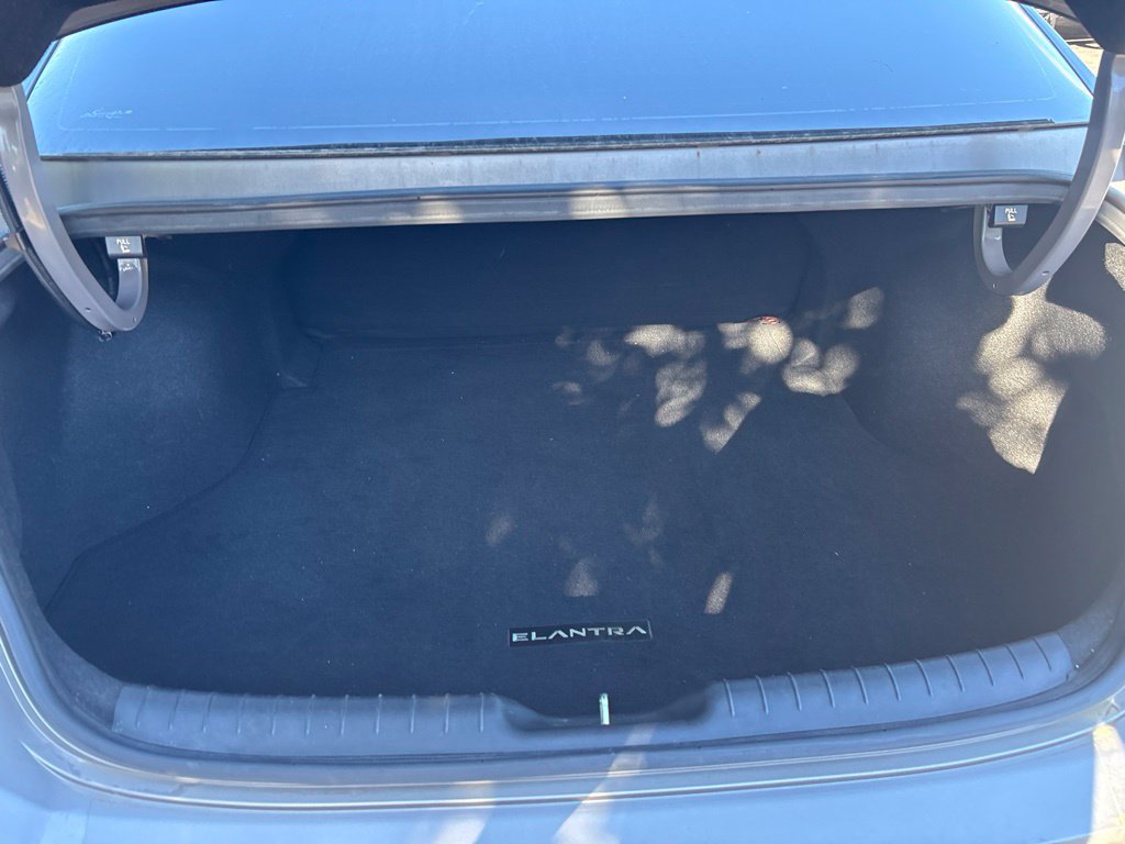 Used 2021 Hyundai Elantra SE FWD image 10