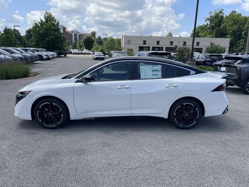 New 2026 Nissan Sentra SR w/ Floor Mat Package FWD image 6