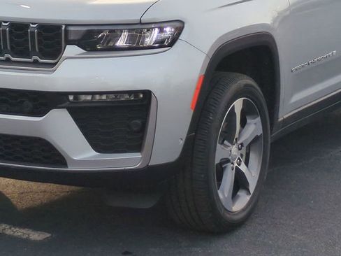 New 2026 Jeep Grand Cherokee L Limited w/ Luxury Tech Group II AWD/4WD image 9