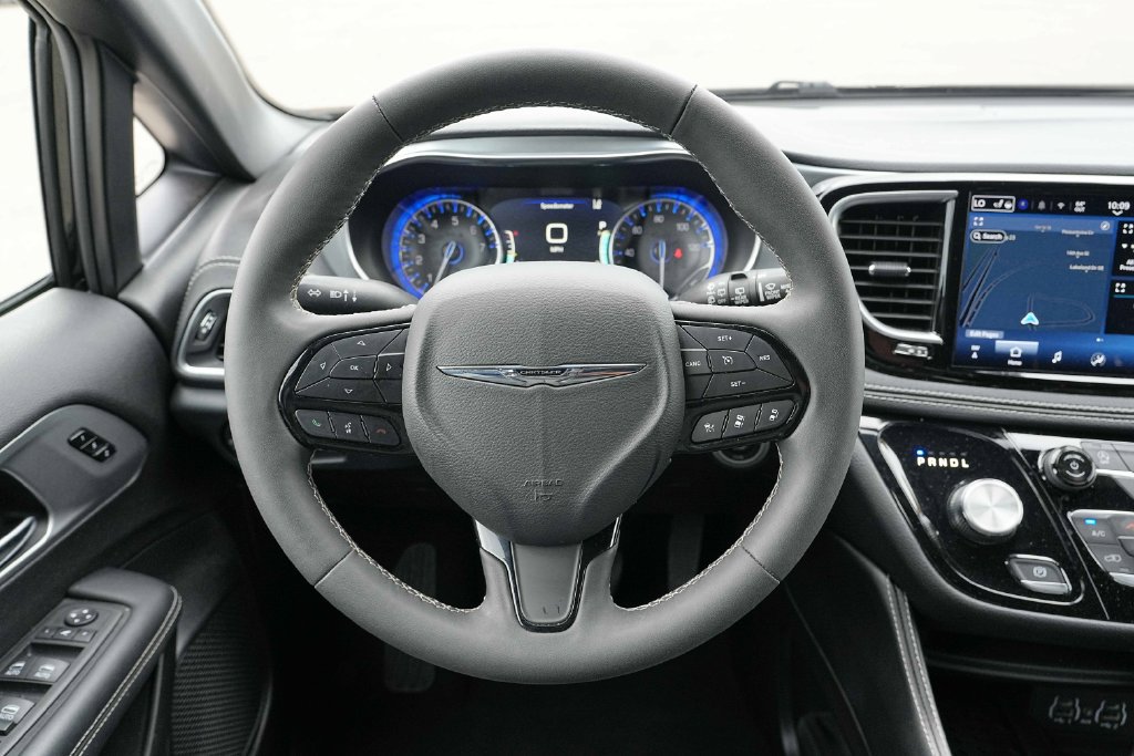 Used 2025 Chrysler Pacifica Limited FWD image 33