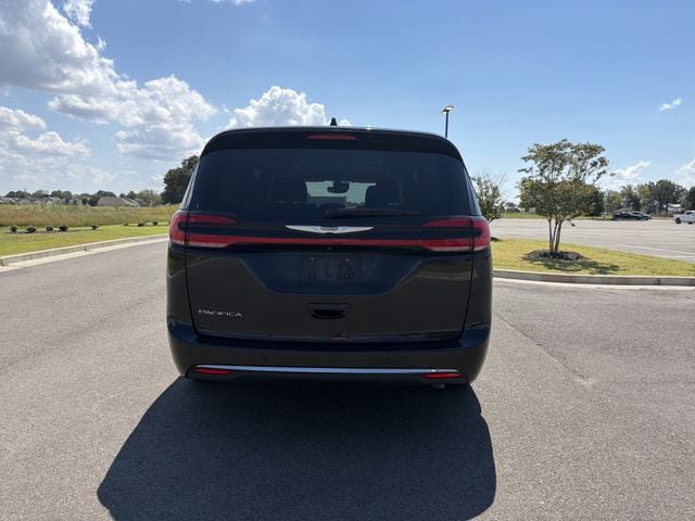 Used 2023 Chrysler Pacifica Touring-L FWD image 4