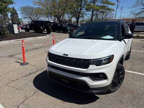 Used 2022 Jeep Compass Latitude image 3