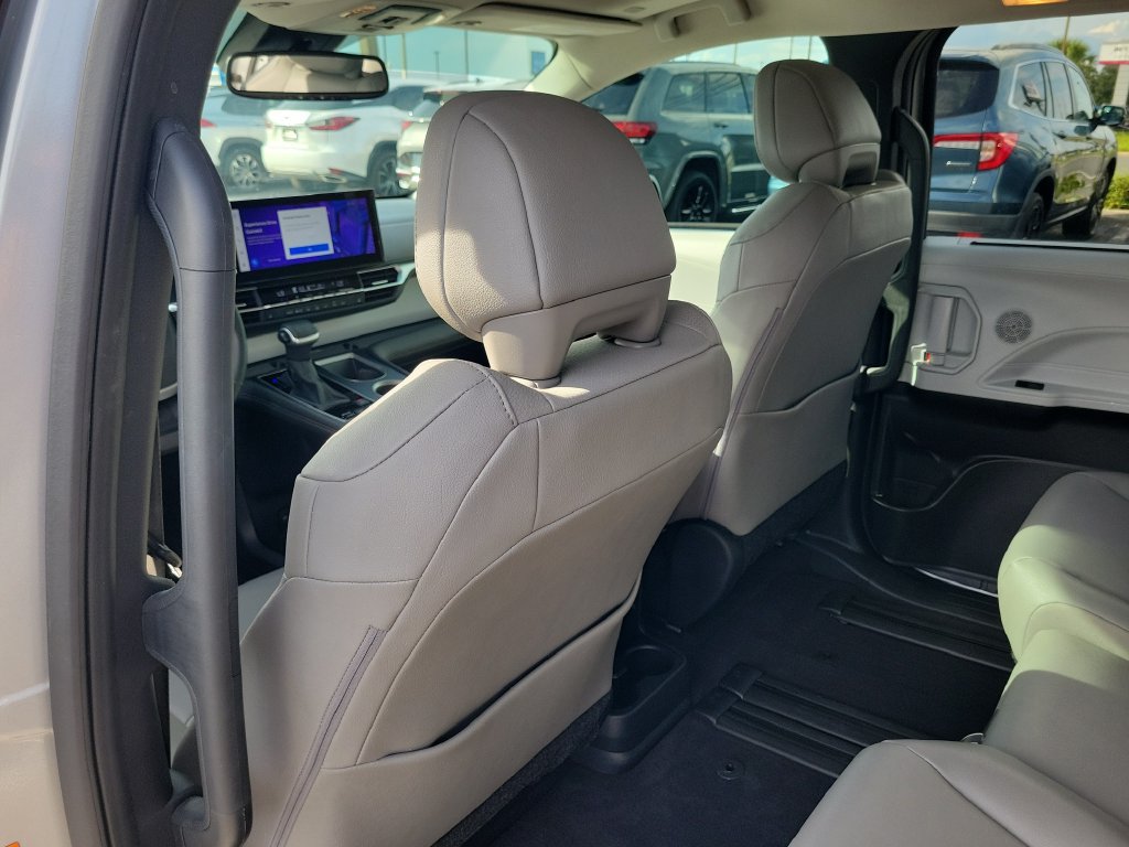 Used 2025 Toyota Sienna XLE FWD image 9