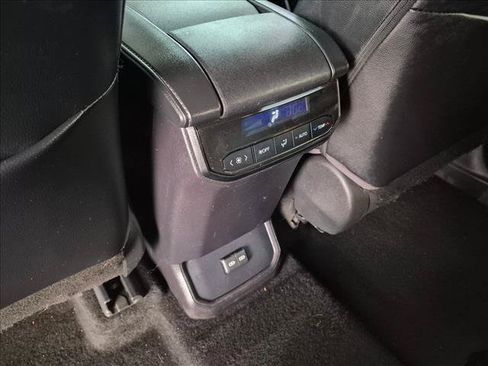 Used 2022 Toyota Highlander XLE FWD image 25