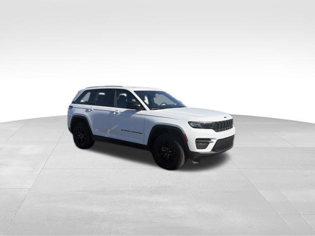 Used 2024 Jeep Grand Cherokee Altitude AWD/4WD image 4