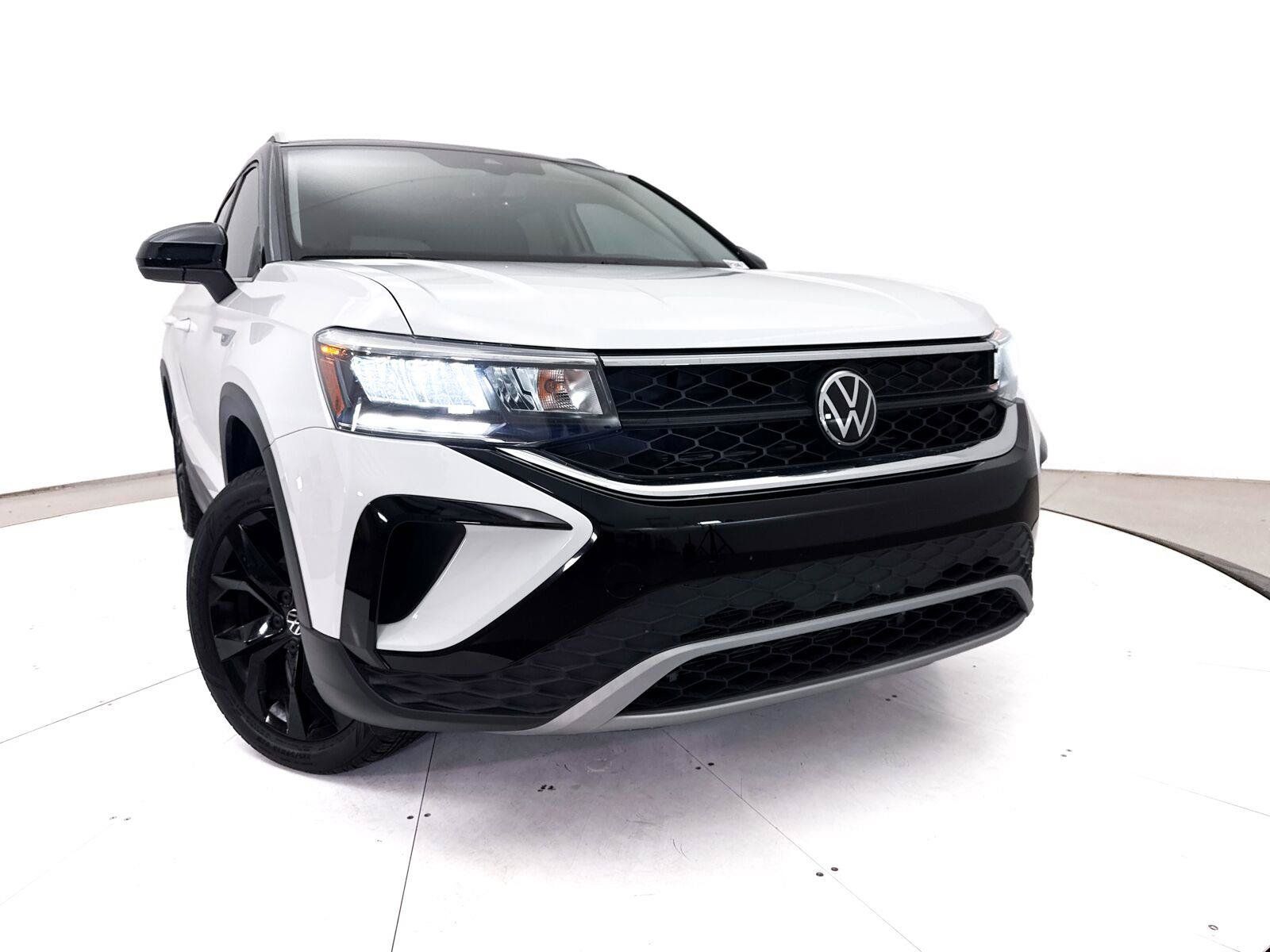Used 2023 Volkswagen Taos SE w/ Panoramic Sunroof Package FWD image 6
