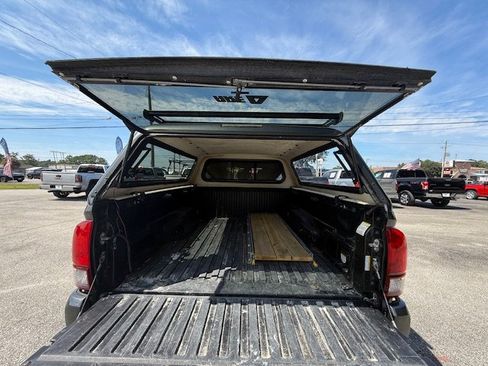 Used 2018 Toyota Tacoma TRD Sport image 9