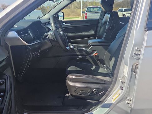 Used 2025 Jeep Grand Cherokee Altitude image 18