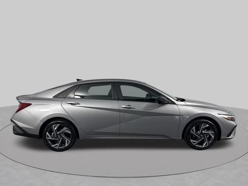 Used 2025 Hyundai Elantra SEL FWD image 44