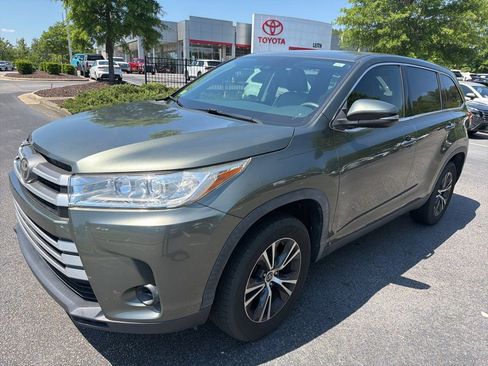 Used 2019 Toyota Highlander LE FWD image 2
