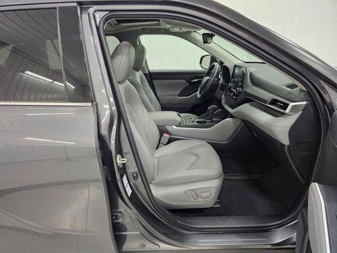 Used 2022 Toyota Highlander XLE image 24