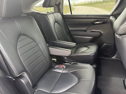 Used 2022 Toyota Highlander XLE AWD/4WD image 27