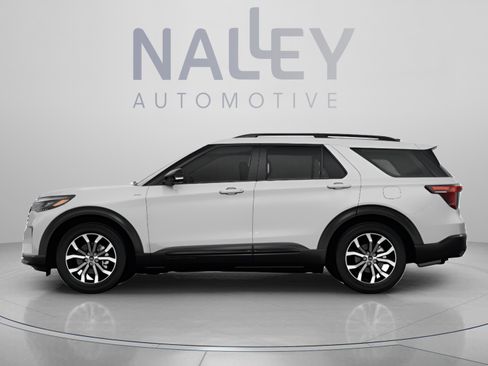 Used 2025 Ford Explorer Active RWD image 2