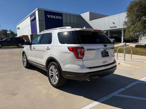 Used 2018 Ford Explorer XLT w/ Equipment Group 202A image 4