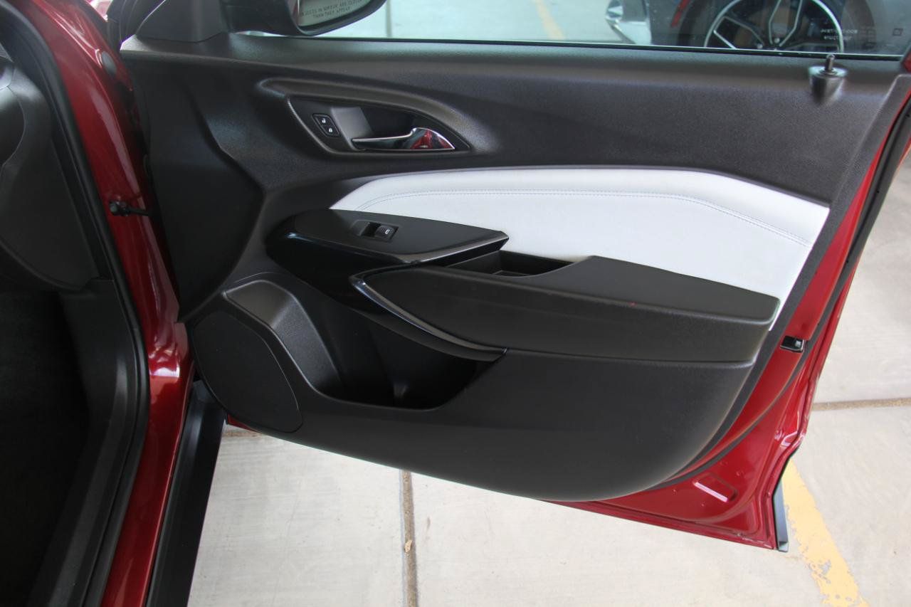 Used 2025 Chevrolet Trax LT w/ LT Convenience Package FWD image 24