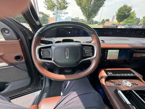 Used 2025 Lincoln Navigator Reserve AWD/4WD image 17