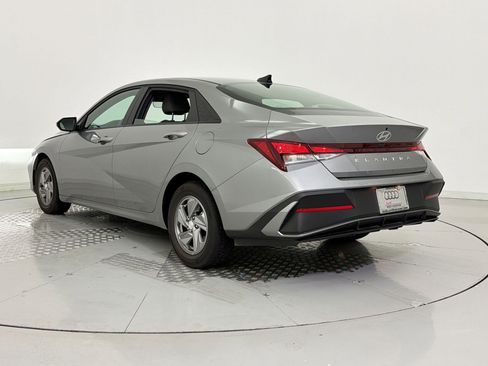 Used 2025 Hyundai Elantra SE image 3