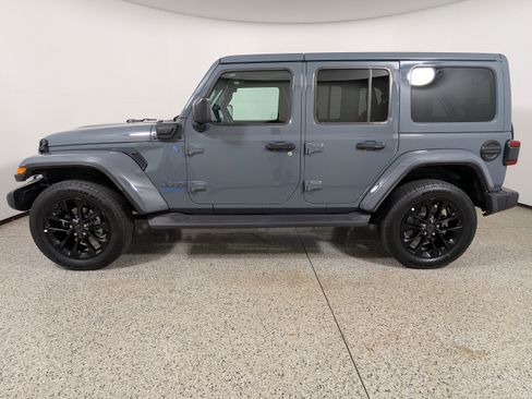 Used 2025 Jeep Wrangler Unlimited Sahara AWD/4WD image 4