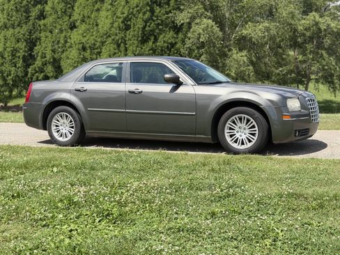 Used 2009 Chrysler 300 Touring RWD image 11