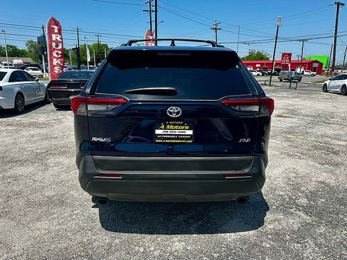 Used 2019 Toyota RAV4 XLE Premium FWD image 4
