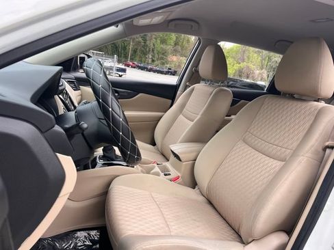 Used 2020 Nissan Rogue SV FWD image 12