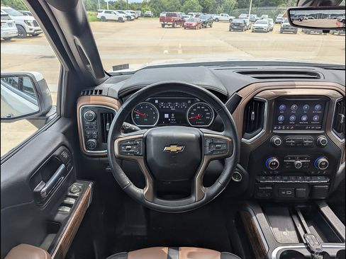 Used 2021 Chevrolet Silverado 1500 High Country w/ Technology Package AWD/4WD image 3