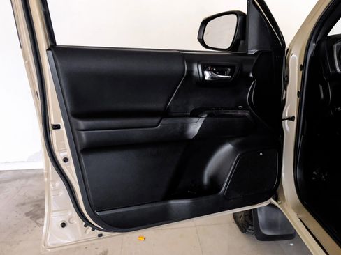 Used 2017 Toyota Tacoma TRD Off-Road image 35