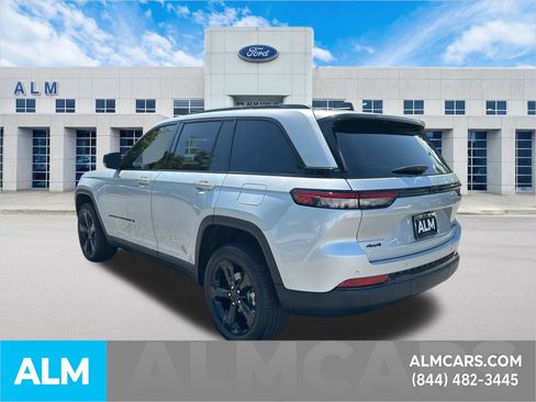 Used 2025 Jeep Grand Cherokee Limited w/ Black Appearance Package AWD/4WD image 8
