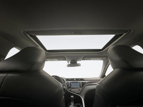 Used 2020 Toyota Camry SE FWD image 17