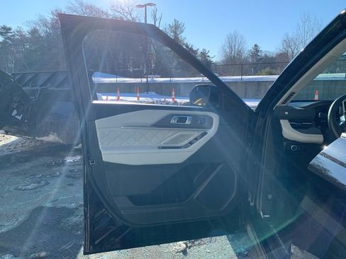 Certified 2025 Ford Explorer Platinum w/ LUX Leather Package image 16