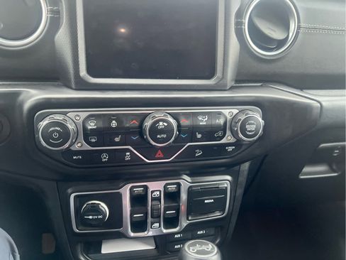 Used 2018 Jeep Wrangler Unlimited Sahara AWD/4WD image 8