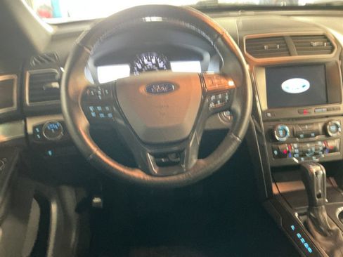 Used 2017 Ford Explorer XLT w/ Equipment Group 202A AWD/4WD image 16