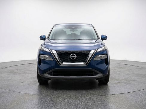 Used 2025 Nissan Rogue SV image 2