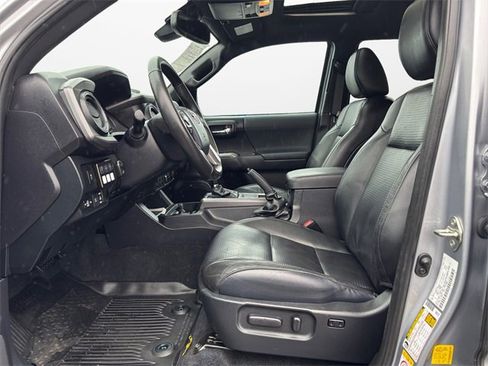 Used 2020 Toyota Tacoma TRD Sport image 9