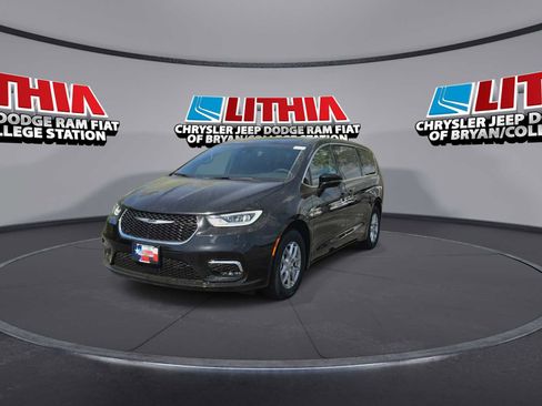 New 2026 Chrysler Pacifica Select image 3