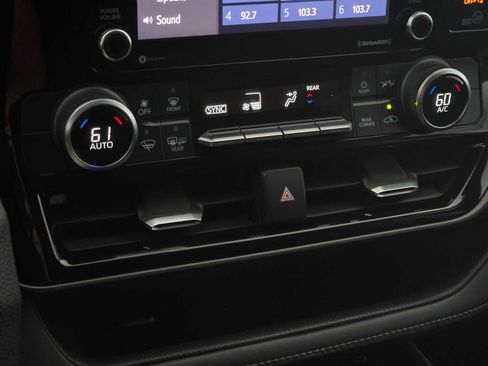 Used 2020 Toyota Highlander L FWD image 29