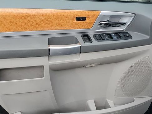 Used 2010 Chrysler Town & Country Limited w/ Entertainment Group #3 FWD image 16