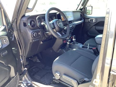 Used 2025 Jeep Wrangler Unlimited Rubicon 4xe w/ Convenience Group AWD/4WD image 7