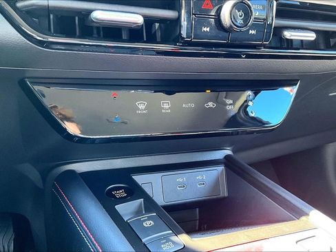 Used 2025 Nissan Kicks SR image 28