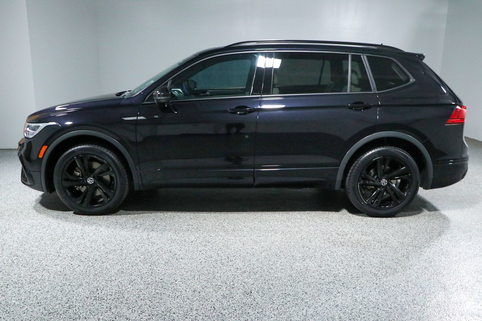 Used 2023 Volkswagen Tiguan SE R-Line FWD image 10