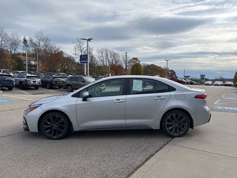 Used 2024 Toyota Corolla SE image 3