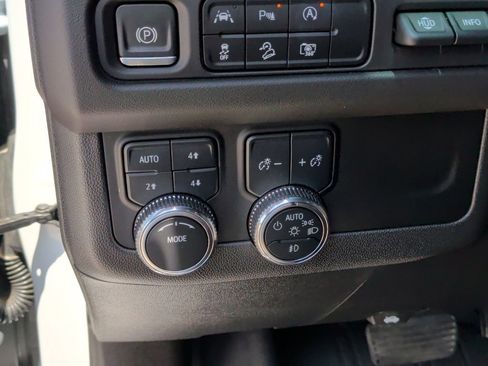 Used 2023 GMC Yukon AT4 w/ Technology Package AWD/4WD image 17