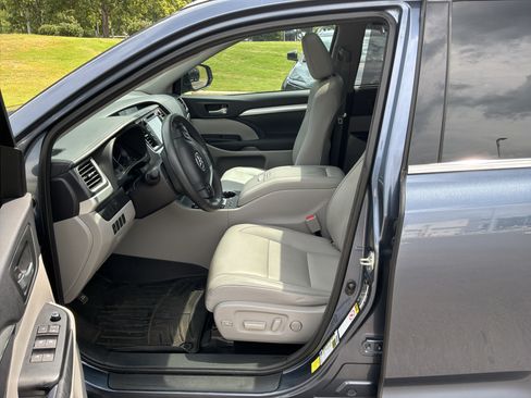Used 2015 Toyota Highlander XLE FWD image 16