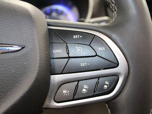 Used 2024 Chrysler Pacifica Touring-L image 14