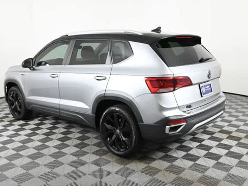 Used 2023 Volkswagen Taos SE w/ Panoramic Sunroof Package FWD image 6