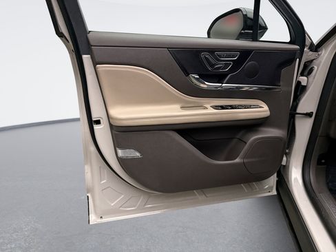 Used 2024 Lincoln Corsair AWD w/ Equipment Group 101A image 9