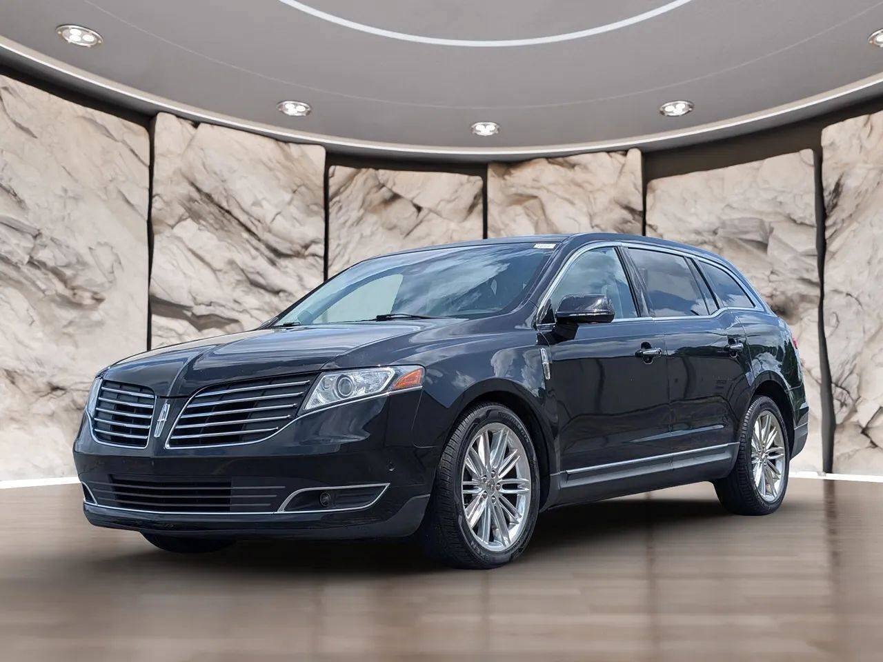 Used 2019 Lincoln MKT AWD image 2