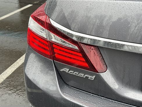 Used 2017 Honda Accord EX image 30